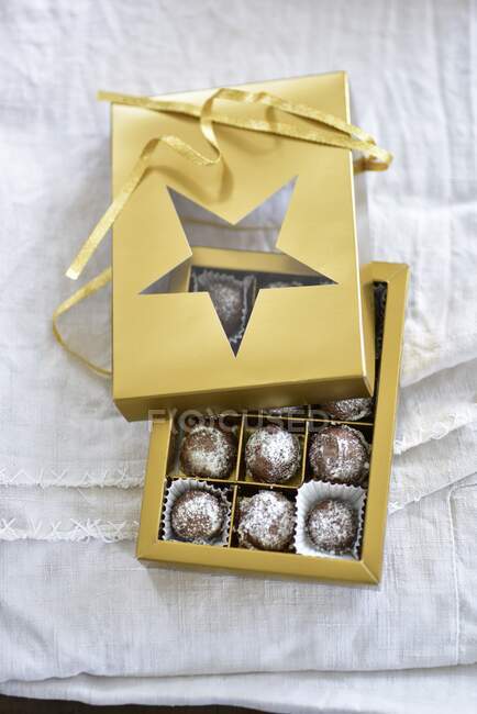 Bolas de nieve de chocolate en una caja de praliné - foto de stock