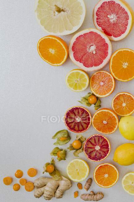 Vários citrinos em um fundo branco (visto de cima) — Fotografia de Stock