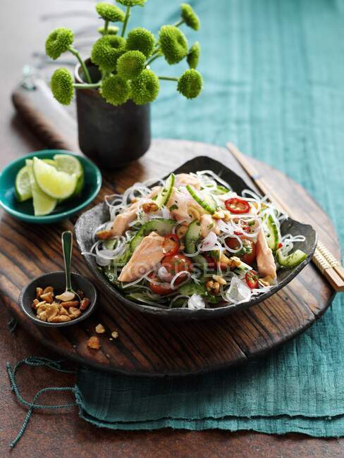 Glass noodles with salmon (Thailand) — Stock Photo
