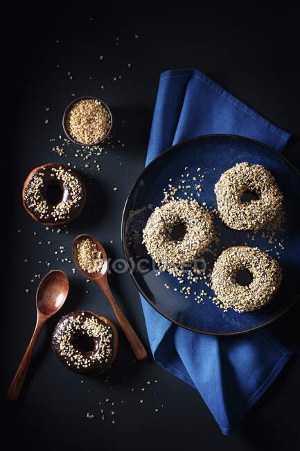 Пончики з шоколадною глазур'ю та вафельними крихтами — стокове фото