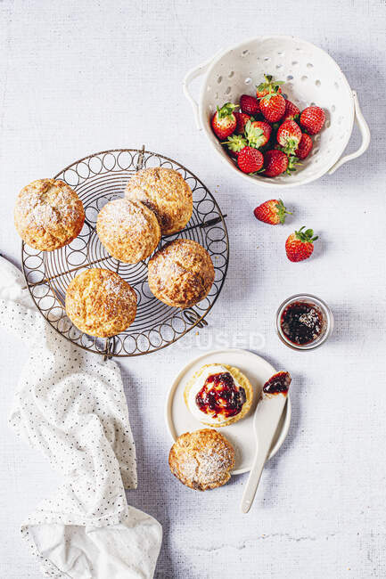 Cônes classiques à la crème et confiture de fraises — Photo de stock