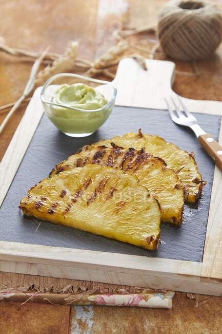 Grilled pineapple with avocado cream — Stock Photo
