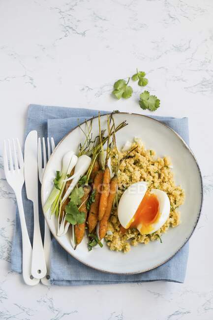 Cous cous con uova e carote — Foto stock