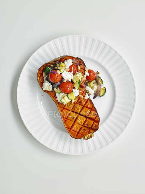 Fresco e saboroso peito de frango grelhado e vegetal no fundo branco — Fotografia de Stock