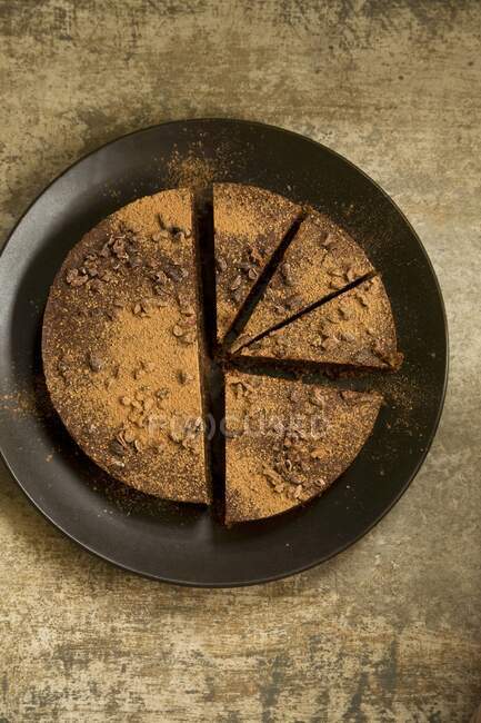 Gros plan de délicieux gâteau végétalien au chocolat et aux noix — Photo de stock
