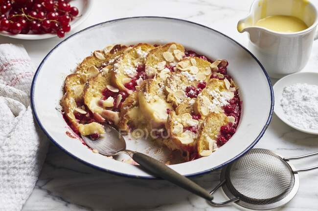 Ofenschlupfer (bread pudding) with currants and vanilla sauce — Stock Photo