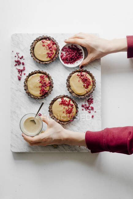 Mini tarts with tahini cream and raspberry powder — Stock Photo