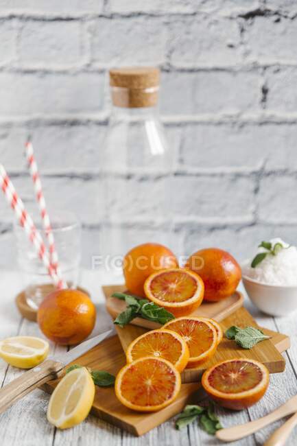 Інгредієнти та кухонне начиння для виготовлення кров'яно-оранжевих коктейлів — стокове фото