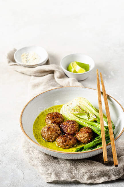 Meatballs with green curry with pak choi — Stock Photo