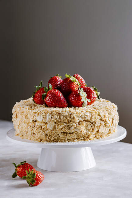 Napoleon cake - Vaniglia fatta in casa, crema pasticcera e torta di fragole mille-feuille — Foto stock