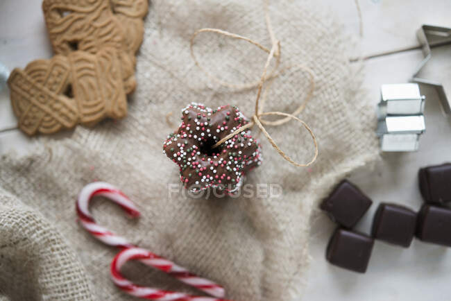 Lebkuchensterne, Lebkuchengebäck und Dominosteine (Schokoladenüberzogene Süßigkeiten mit Marzipan und Lebkuchen)) — Stockfoto
