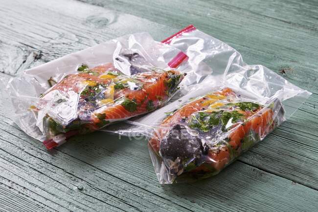 Saumon dans des sacs en plastique du sous-vide — Photo de stock