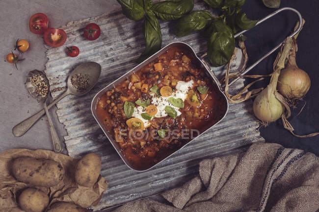 Spiced vegetable soup with soured cream — Stock Photo