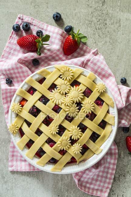 Berry pie, unbaked close-up view — Stock Photo