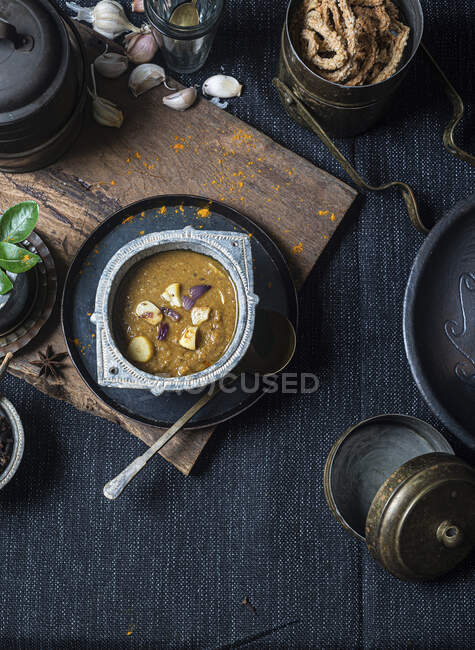 Curry de alho vegan estilo sul-indiano com pasta de coco — Fotografia de Stock