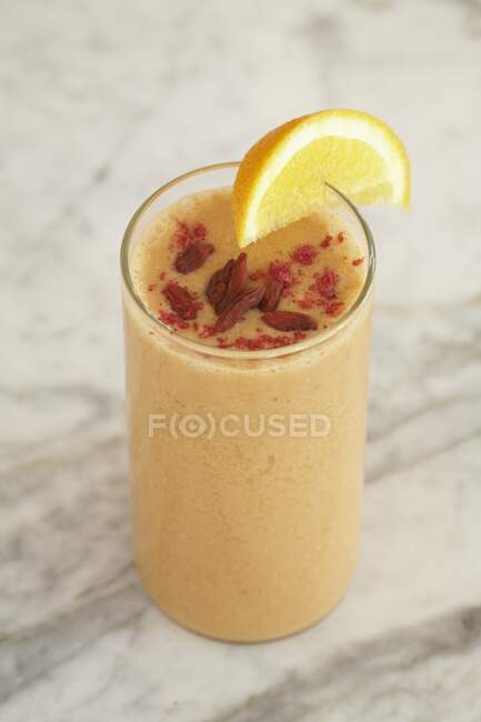 A cocoa smoothie with goji berries — Stock Photo