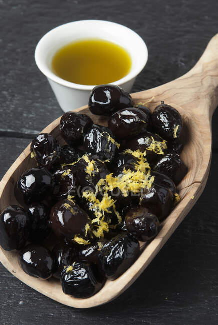 Morrocan olives with olive oil and lemon zest — Stock Photo
