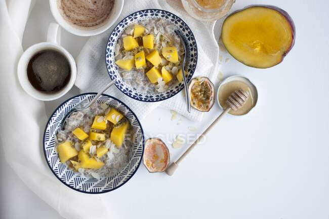 Porridge with mango and passion fruit for breakfast (seen from above) — Stock Photo