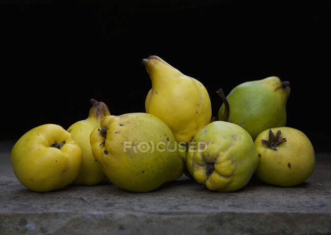Primo piano di deliziose mele cotogne sul nero — Foto stock