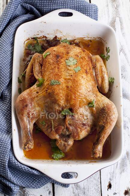 Pollo arrosto in un piatto — Foto stock