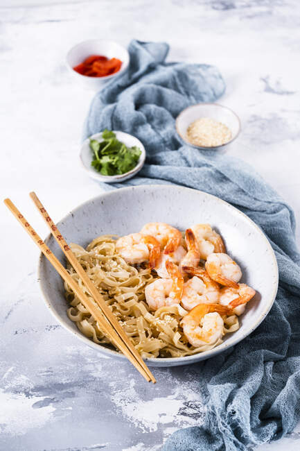 Rice sticky noodles with shrimps and chopsticks on plate — Stock Photo