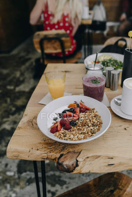 Yoghurt with granola, strawberries, raspberries and blueberries — Stock Photo