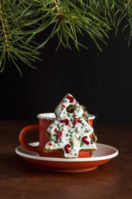 Biscoito de gengibre de árvore de Natal decorado com polvilhas de açúcar e cobertura — Fotografia de Stock
