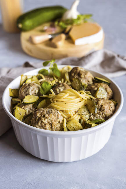Steamed meatballs with zucchini and garlic pasta — Stock Photo
