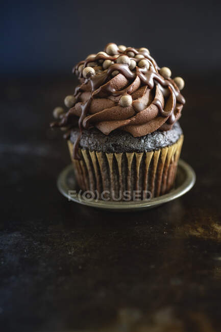 Un cupcake à la crème au chocolat pour la Saint Valentin — Photo de stock