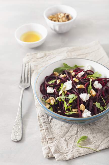 Raw spiralized beet salad with goat cheese and walnuts — Stock Photo