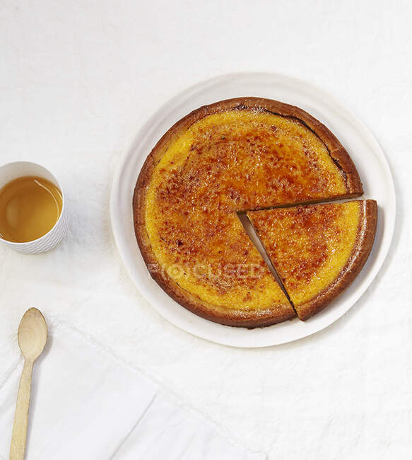 Blick von oben auf hausgemachten Kuchen mit frischem Apfel, Marmelade und Honig — Stockfoto