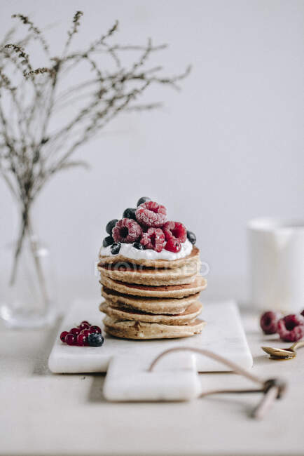 Pancakes with cream and raspberries — Stock Photo