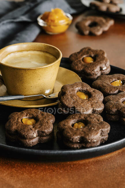 Biscotti al cioccolato fondente con marmellata di olivello spinoso — Foto stock