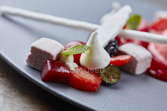 Різні десерти з ягодами (закритими ) — стокове фото