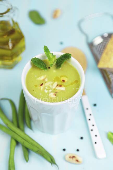 Green bean soup with mint and almonds — Stock Photo