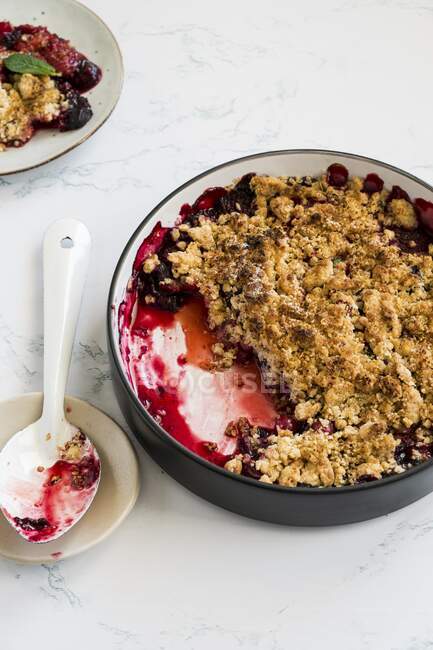 Forest berry crumble in a baking dish — Stock Photo