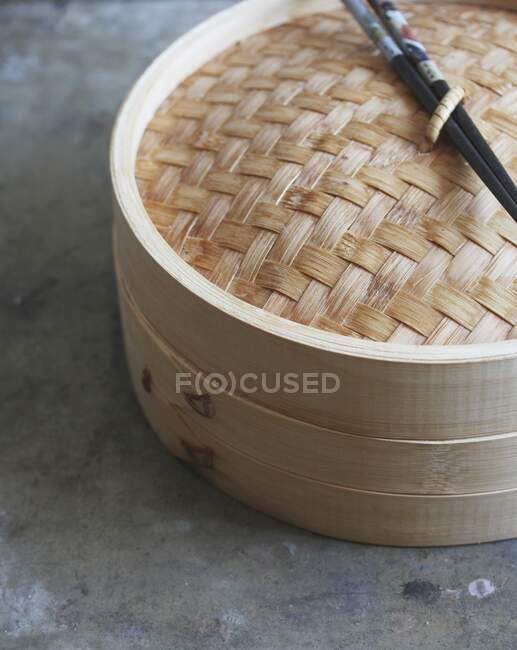 A bamboo steamer (close up) — Stock Photo