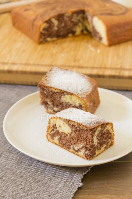Simple marble cake dusted with icing sugar — Stock Photo
