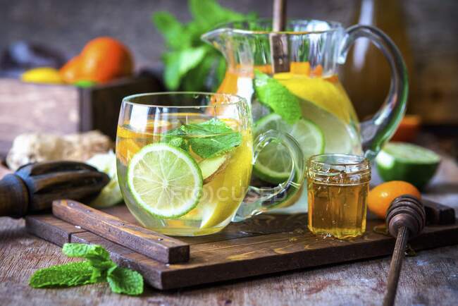 Acqua di agrumi con menta, zenzero e miele — Foto stock