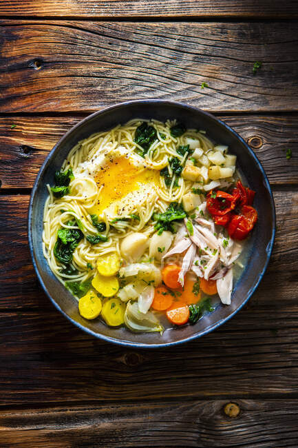Sopa de pollo con pasta, verduras y huevo - foto de stock