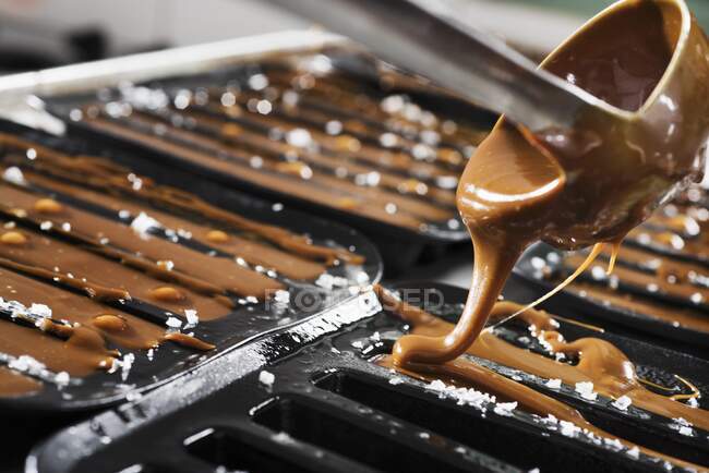 Hot caramel sauce being poured — Stock Photo