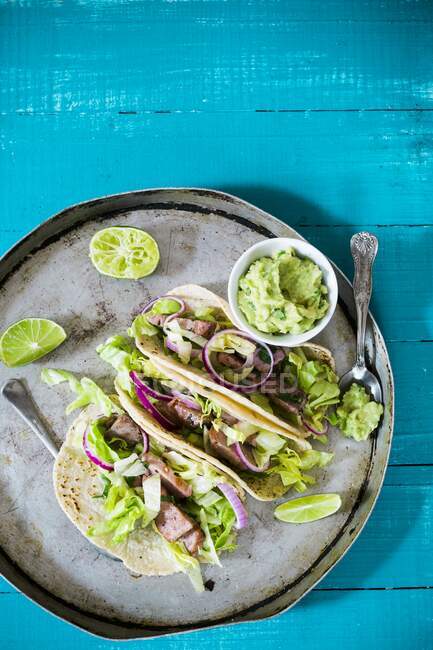 Gegrillte Fisch-Tacos mit Guacamole, mexikanisches Essen — Stockfoto