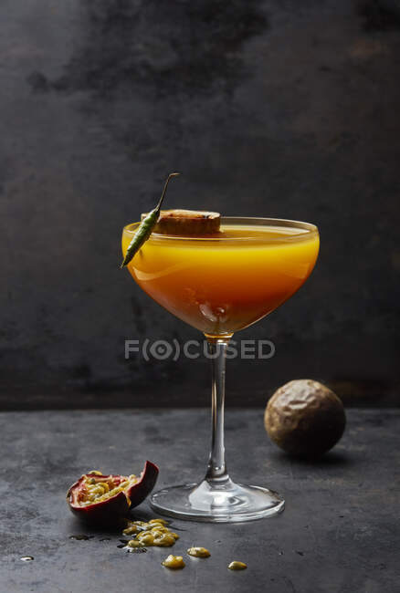 Un cocktail di frutto della passione e peperoncino — Foto stock