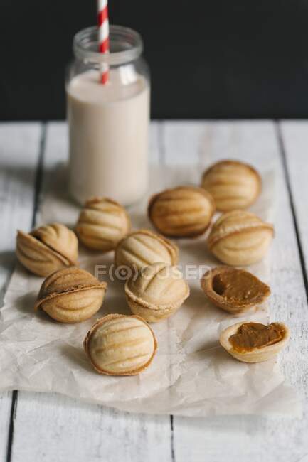 Cream-filled nut biscuits and a milkshake in a bottle — Stock Photo