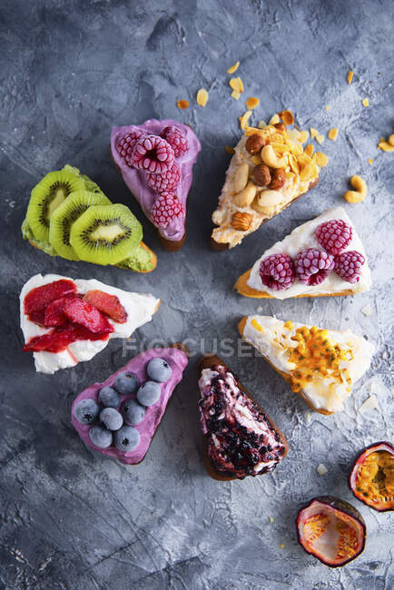 Sponge cake with multiflavored fruit cream and fruits — Stock Photo