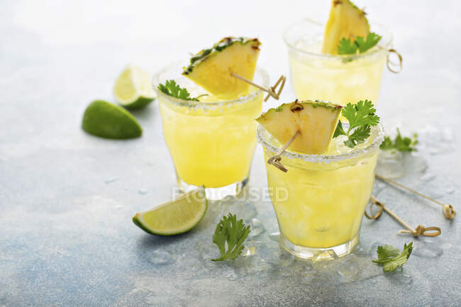 Cocktails de margarita à l'ananas avec citron vert et coriandre — Photo de stock
