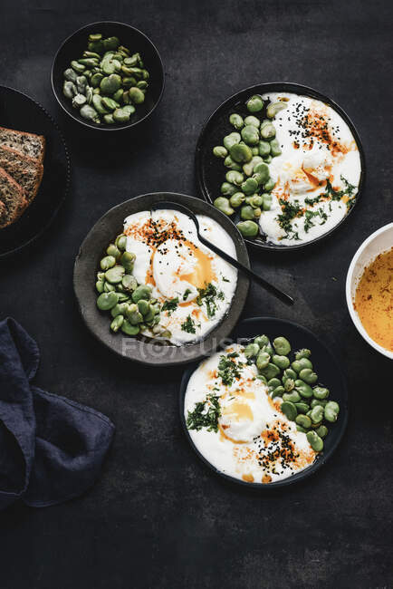 Turkish eggs with broad beans sprinkled with dill and black cumin — Stock Photo