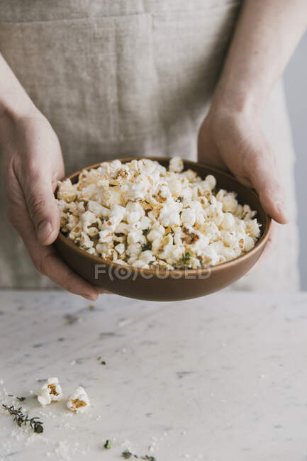 Herzhaftes Popcorn mit Parmesan und Thymian — Stockfoto