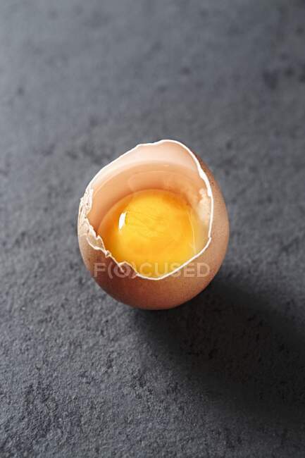 Raw Egg, broken open — стокове фото