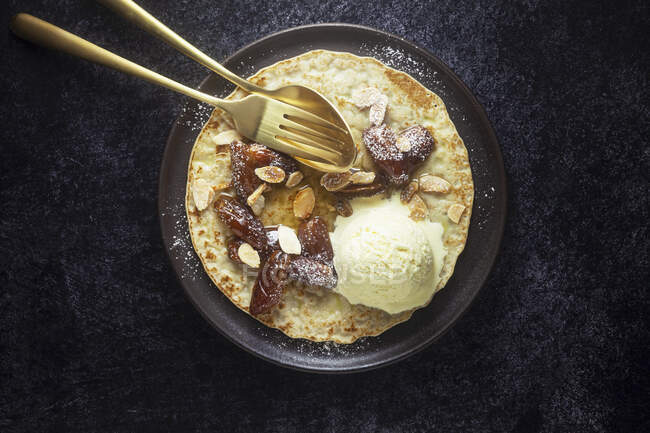 Pancakes with vanilla ice cream and dates — Stock Photo